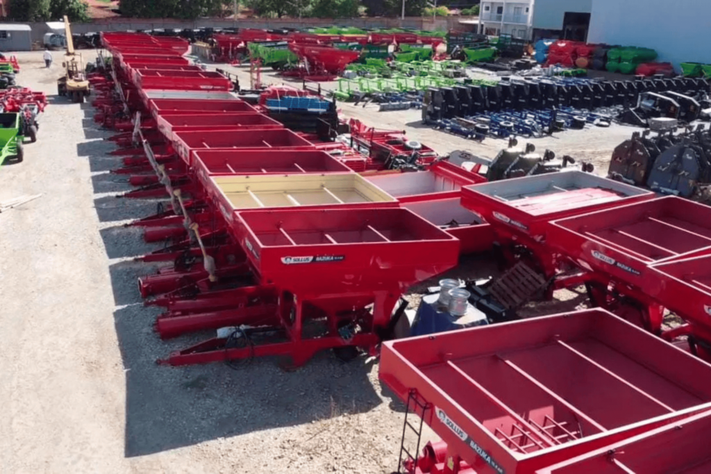 This image has an empty alt attribute; its file name is Carretas-Graneleiras-e-Logistica-Rural-Agrobill-Blog-1024x682.png